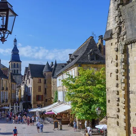 Maison Largesse, 5 Minute Walk To The Medieval Town Of Sarlat, Parking & Garden Appartement Sarlat-la-Canéda