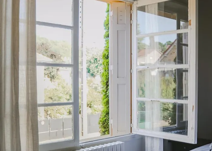 Maison Largesse, 5 Minute Walk To The Medieval Town Of Sarlat, Parking & Garden Appartement