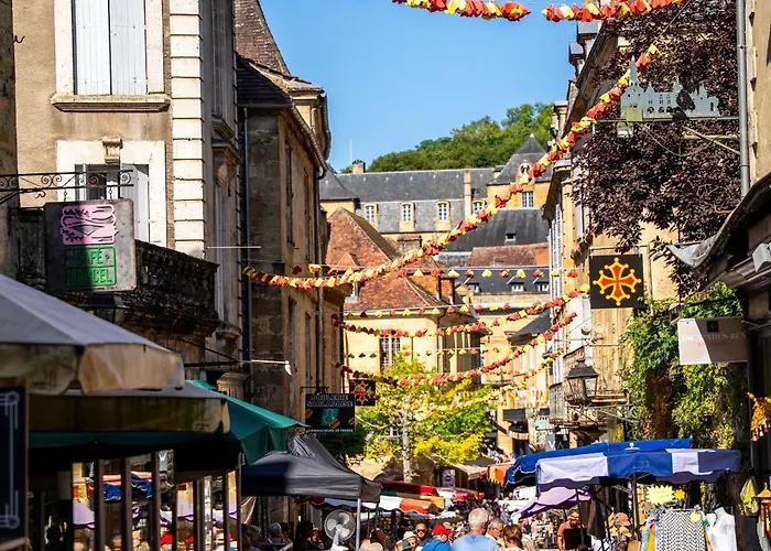 Appartement Maison Largesse, 5 Minute Walk To The Medieval Town Of Sarlat, Parking & Garden
